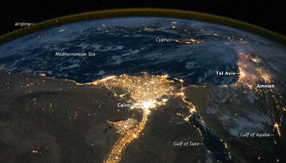 מזרח התיכון בלילה. באופק, בגובה של 90 ק"מ רואים את הזוהר האטמוספירי (airglow)