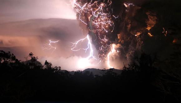 ברקים הקשורים להתפרצות של הר געש