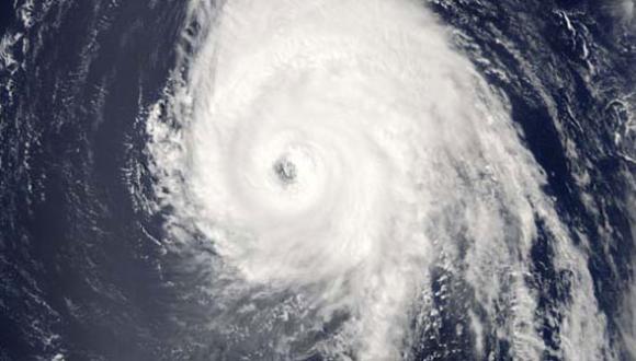 מבט על הוריקן מהחלל. הוריקנים הם סופות טרופיות שמתפתחים מעל האוקיאנוסים בלבד